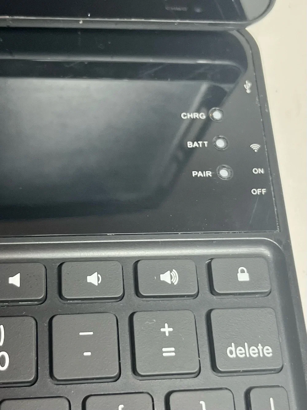 WIRELESS KEYBOARD FOR IPAD/NOT TESTED - NO CHARGER - ALSO CAN BE USED FOR PARTS